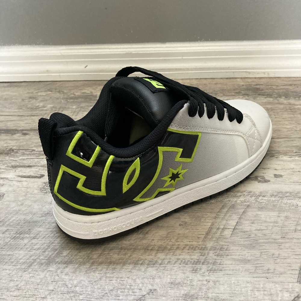 DC Court Graffik SE - Men’s 8.5 New!!
